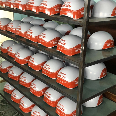 Xưởng sản xuất và phân phối mũ bảo hiểm in logo tại Hà Nội